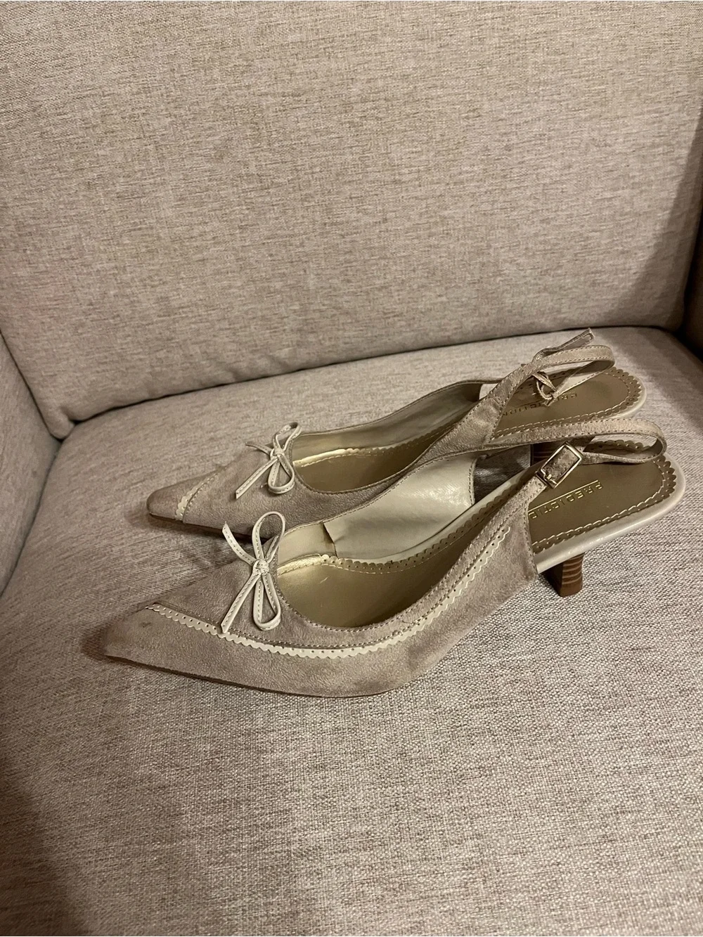 Vintage suede kitten heels with scalloped edge & bow detail